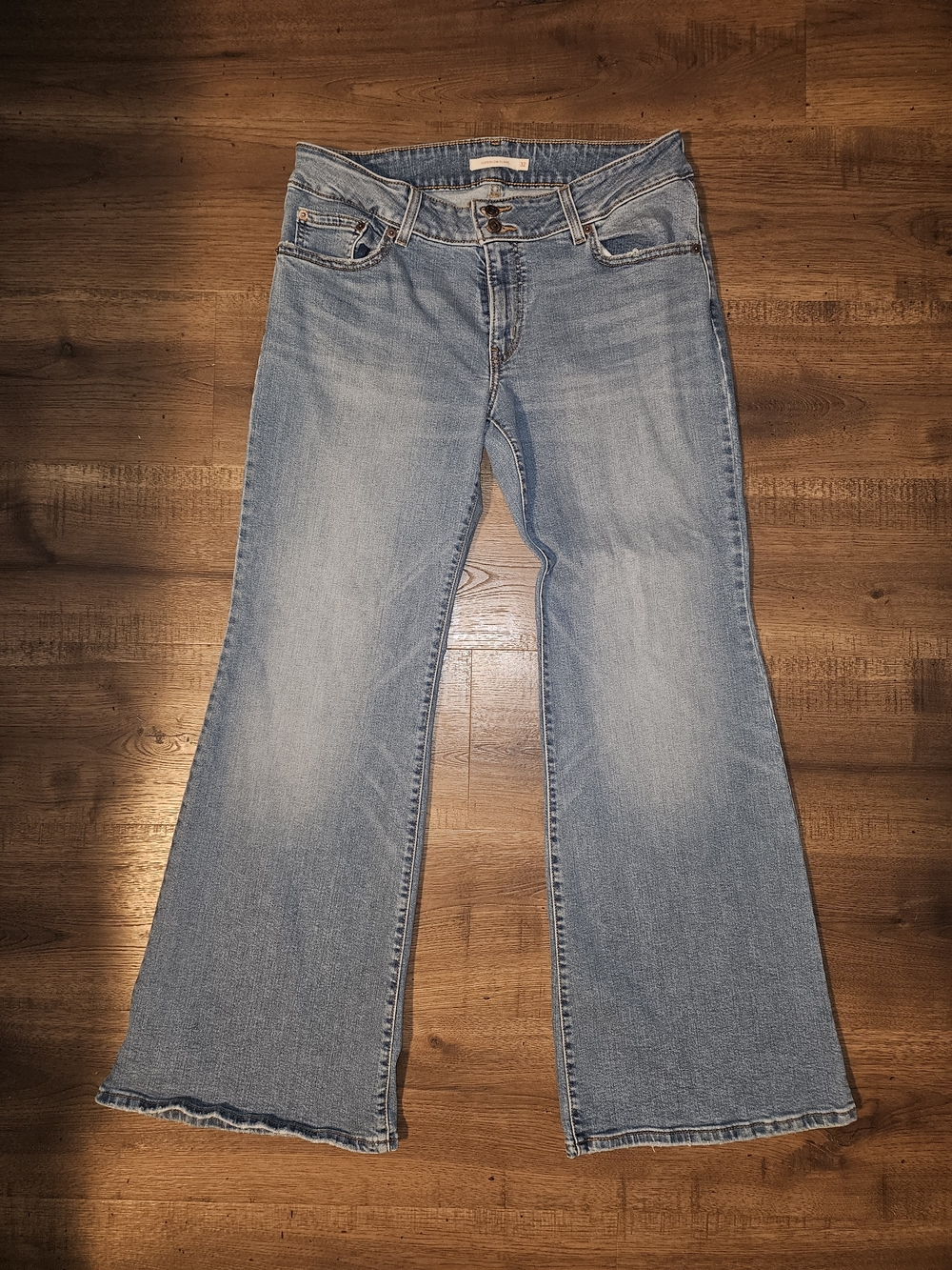 Levi's Light Blue Wide-Leg Superlow Women's Jeans - Picture 4 of 9